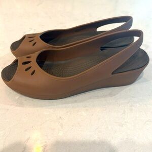 CROCS Women’s Mabyn Slingback Mini Wedge Comfort Sandals Shoes Brown Size 8W